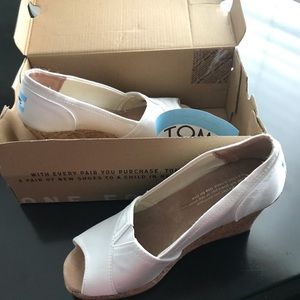 NWT Toms 5.5 white peep toe wedges